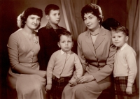Věra Burešová se sestrou, synovcem Petrem a syny Pavlem a Jiřím, asi rok 1957