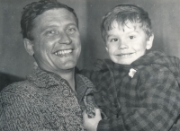 Josef Tomášek se synem Filipem v 60. letech 20. století

