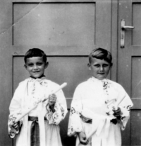 Pavel Záleský (vlevo) u prvního svatého přijímání / 1963