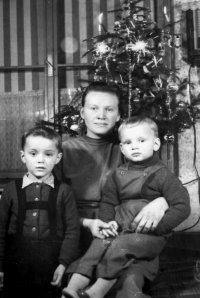 Pavel Záleský (vlevo) s matkou a bratrem Petrem o Vánocích bez vězněného otce / 1958