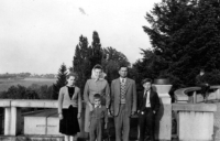 Malý Pavel Záleský s příbuznými v den návštěvy otce ve vězení / 1959