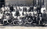 Fotografie z obecné školy Nový Bydžov v roce 1934 – 1. řada, třetí zleva