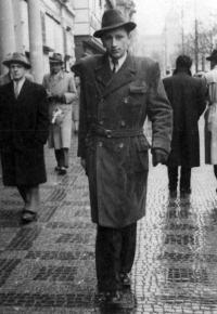Oldřich Jelínek na Václavském náměstí roku 1953 jako zaměstnanec Tokony
