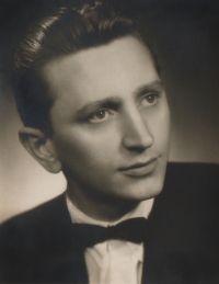 Fotografie Oldřicha Jelínka z maturitního tabla v roce 1952