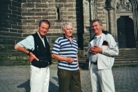 Oldřich Jelínek s Oswaldem Kopalem a kamarádem v roce 1994 v Chrudimi na Resselově náměstí