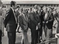 Oldřich Jelínek (vpravo) s ředitelem Bobkem a politickými špičkami na veletrhu v Brně v roce 1979