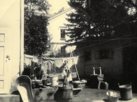 Velké prádlo v září na konci sezony,  na dvoře vpravo pračka „koňačka“