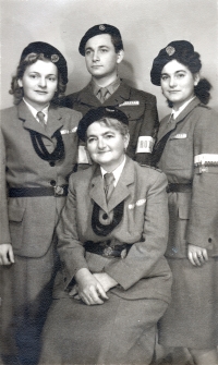 Maminka Božena s dětmi, zleva Zlaťa, Jiří, Jarmila, v sokolských uniformách, Všesokolský slet 1948