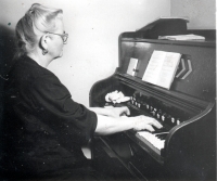 Maminka Božena při bohoslužbách Českobratrské církve evangelické, Praha 1949