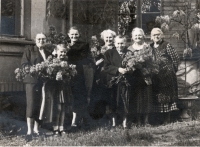 Zprava Marie Heringová, babička pamětníka z matčiny strany a Božena Mikulášová jeho maminka s přáteli před domem v Modřanech, Praha 1954