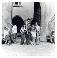 Sestra Jarča vlevo s manželem nesoucím syna Thomase , podruhé od emigrace na návštěvě rodiny, 1978 