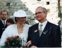 S dcerou Kateřinou při svatebním obřadu, Praha 1997