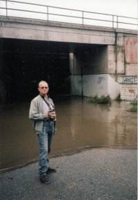 U povodně v Modřanech, voda se zastavila těsně u domu, Praha 2002