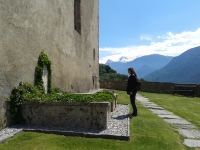 Lenka Karfíková u hrobu R. M. Rilkeho, Raron Švýcarsko, 2015