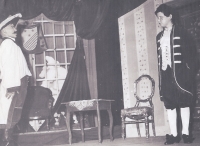 Školní divadlo, pamětník napravo, 1958