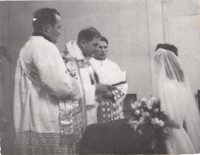 Svatba nejstaršího bratra, farář Tyrner uprostřed, 1958