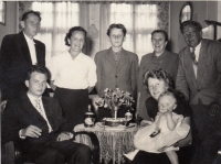 Nahoře zleva rodiče pamětníka, Ladislav Fröde, rodiče německé švagrové, dole starší bratr, jeho manželka a dcera, 1956