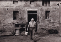 Momentka ze života rodiny Krouzových v 50. letech v Chotěšově u Podbořan