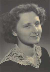Jindřiška Deáková, ještě jako svobodná s příjmením Wilková, v roce 1953