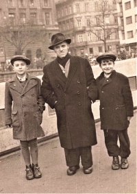 Bohuslav Hofman (vpravo) s tatínkem a bratrem Jiřím