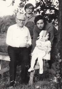 Zleva tatínek, bratr, manžel, dcera pamětnice, 1973