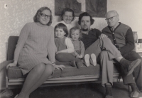 Rodina Brodských s rodiči pamětnice, 1975