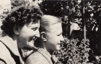 Daniela Brodská s maminkou, 1958