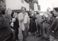 Občanské hnutí, vlevo Petr Brodský, uprostřed MUDr. Pavel Svítil, Daniela Brodská, 1990