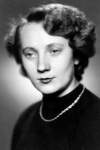 Květoslava Chřibková na maturitní fotce, r. 1956