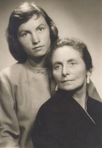 Erika se svou německou maminkou Friedou v roce 1957