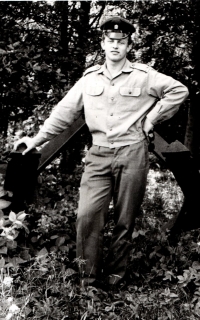 Václav Valeš ve vycházkové uniformě Pohraniční stráže (Folmava r. 1970)