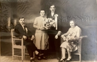 Svatební fotografie prarodičů. Uprostřed babička Anna a dědeček Jan. Po stranách svědci