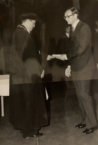Receiving the university index. September 1973