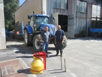 Jaroslav Křížek s vnukem v areálu rodinného hospodářství