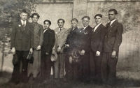 S ruskými dělníky (Bohumil Hajný první zprava), Drážďany, 1944