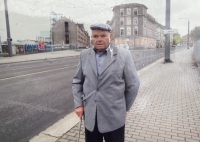 Bohumil Hajný in Dresden at the site where glassworks used to be and where he worked during the war, 2013