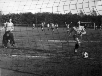 Jaroslav Křížek střílí gól, začátek 70. let 20. století