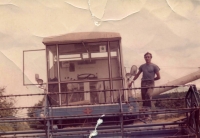 Jaroslav Křížek na kombajnové brigádě v Klučenicích u Orlické přehrady, polovina 70. let 20. století