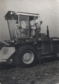 Jaroslav Křížek s kombajnem na poli v roce 1980