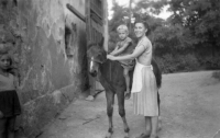 Jaroslav Křížek s matkou na statku ve Svémyslicích, 50. léta 20. století