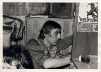 Jaroslav Křížek ve sklípku, kde s přáteli poslouchali Hlas Ameriky, asi 1980