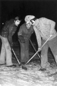 Jaroslav Křížek s kamarády ze sklípku, polovina 80. let 20. století
