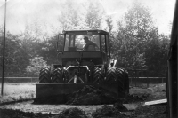 Úprava hřiště v Zelenči, které Jaroslav Křížek spravoval, pro okrskovou spartakiádu v roce 1975