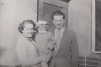 Helena Judlová with her mother and father, 1959
