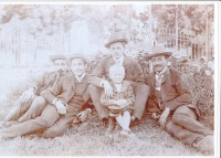Rodinné foto - zprava dědeček Václav a prastrýc Jan