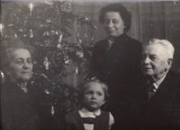 Vánoční rodinné foto - zprava dědeček Václav Rejchl, teta Magda, babička Marta, dcera od tety Marty