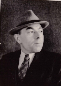 František Cír, pamětníkův strýc a kmotr, byl zajat během bojů vojáky Rudé armády. Zemřel v sovětském zajateckém táboře 24. prosince 1944 na vysílení hladem