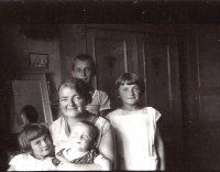 Maminka Božena Mikulášová a děti zleva Jarča, Jiří, Zlaťa stojící Mirek, Praha 1931