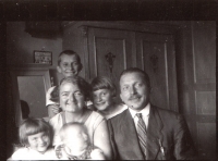 Rodiče Božena a Josef Mikulášovi a děti zleva Jarča, Jiří, Zlaťa a stojící Mirek, Praha 1931