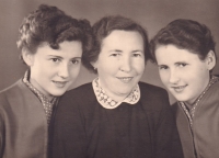 Miroslava Knížátková (vpravo) s matkou a sestrou, 1960